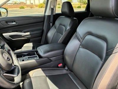 2022 Nissan Pathfinder SL